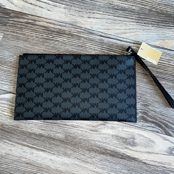 13. Michael Kors Large Zip Clutch Wrislet - Picture 5 of 8